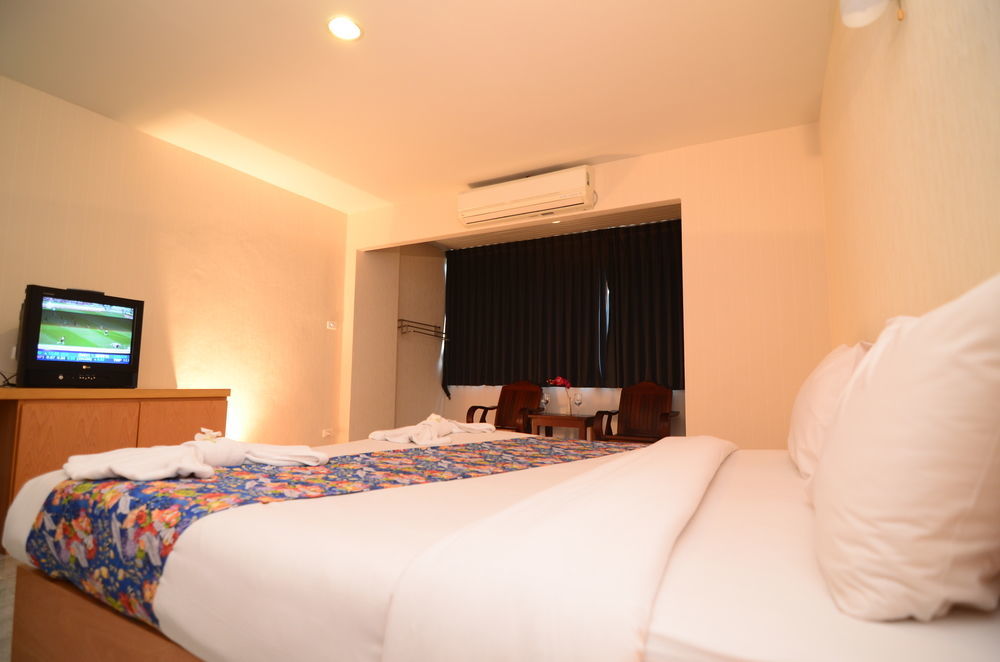 Oyo 257 Sea Paradise Hotel Sattahip Exterior photo